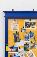 Tableau d'affichage encadré bleu et jaune sur le mur