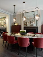 Lampes suspendues inhabituelles sur table dans la salle à manger de style classique