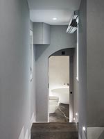Vue le long du couloir de la salle de bain moderne