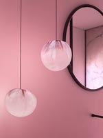 Lampes suspendues décoratives dans la salle de bains rose moderne