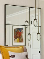 Grand miroir avec reflet de peinture et suspensions