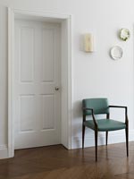 Chaise de couleur sarcelle dans le couloir moderne