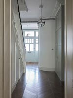 Couloir moderne de style classique avec parquet