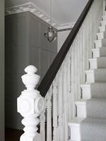 Couloir moderne de style classique avec tapis d'escalier gris