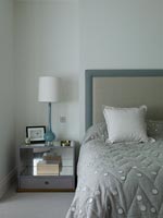 Chambre moderne avec accessoires turquoise et gris