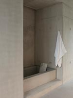 Salle de bain contemporaine en béton