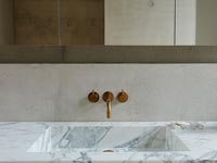 Lavabo en marbre dans la salle de bain moderne