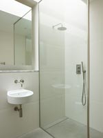 Cabine de douche et lavabo dans la salle de bain moderne
