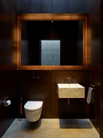 Salle de bain moderne peinte en noir