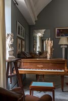 Salon de style classique avec piano
