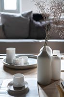 Détail de la céramique blanche et de la vaisselle sur table en bois