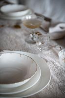 Détail de verres décoratifs et vaisselle sur table à manger