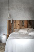 Chambre de campagne moderne avec tête de lit en bois rustique