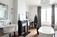 Salle de bain moderne noir et blanc
