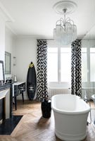 Baignoire autoportante dans une salle de bains moderne en noir et blanc