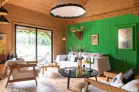 Mur caractéristique peint en vert dans un salon de campagne moderne