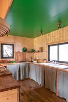 Cuisine de campagne en bois avec plafond peint en vert