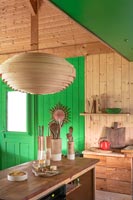 Cuisine de campagne moderne avec mur et plafond peint en vert