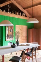 Salle à manger de campagne moderne avec mur en bois peint en vert