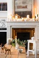 Affichage des bougies sur la cheminée en marbre blanc