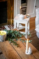 Décorations simples et chandelier de Noël blanc sur table basse - détail