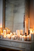 Affichage des bougies allumées en face de l'ancien miroir sur la cheminée