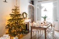 Salle à manger blanche décorée pour Noël