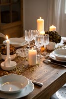 Détail de la table à manger décorée pour Noël