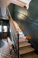 Escalier classique avec murs peints en vert foncé