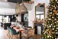 Cuisine-salle à manger moderne décorée pour Noël