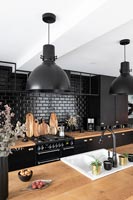 Crépine de carrelage en brique noire dans la cuisine moderne