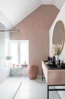 Salle de bain moderne avec mur décoratif peint en rose foncé