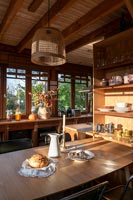 Petite cuisine-salle à manger campagnarde en bois
