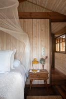 Petite armoire de chevet dans une chambre en bois