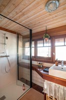 Cabine de douche moderne dans la salle de bains de campagne