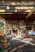 Coin salon sur la terrasse en bois de la cabane de campagne