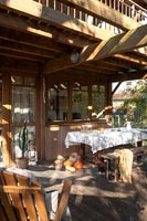 Salle à manger extérieure sur la terrasse à côté de la cabane en bois