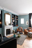 Salon de style classique avec des murs peints en bleu
