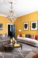 Salon moderne avec murs lambrissés peints en jaune