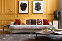 Murs lambrissés peints en jaune dans un salon moderne