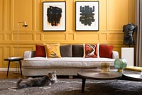 Chat de compagnie dans un salon moderne avec des murs lambrissés peints en jaune