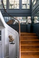 Escalier de style classique avec miroirs et murs peints en noir