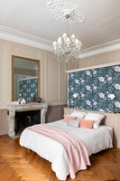 Mur de caractéristiques florales derrière le lit dans une chambre de style classique