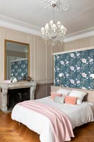 Mur de caractéristiques florales à la tête du lit dans la chambre classique