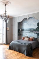 Peinture fresque sur mur d'alcôve derrière le lit dans une chambre de style classique