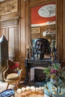 Salon éclectique rempli de meubles originaux et d'éléments d'origine