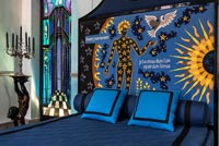 Chambre éclectique colorée - détail tête de lit à motifs