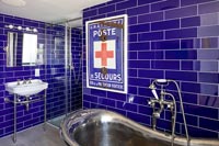 Carrelage bleu coloré dans la salle de bains moderne
