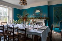 Salle à manger aux murs peints en bleu - décorée pour Noël