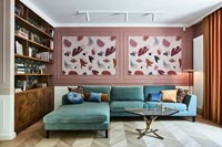 Salon moderne avec panneaux muraux peints